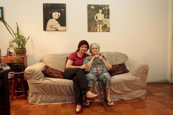 Narjara Turetta com a mãe, Maria Antônia, na sala do apartamento onde moram em Copacabana, no Rio  (Foto: Isac Luz/ EGO)