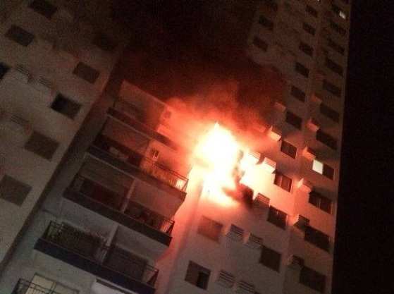 Edifício tem apartamento em chamas no Coxipó