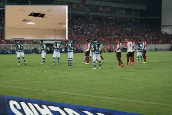 Parte do forro da Arena Pantanal vem abaixo durante jogo entre Goiás e Flamengo, na última quarta-feira (10)