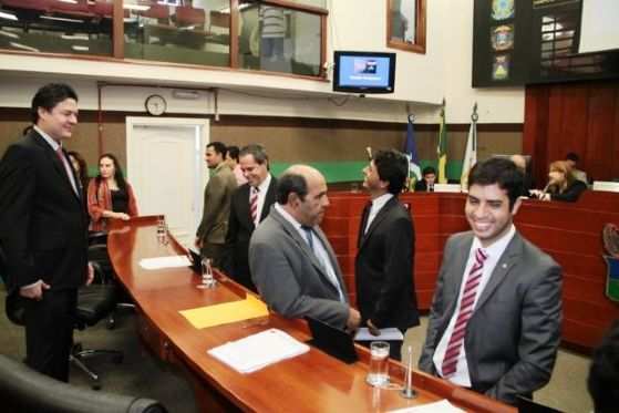 De acordo com os parlamentares Allan Kardec, Arilson da Silva (ambos do PT) e Paulo Araújo (PSD), a cobrança é indevida, pois dezenas de bairros da Capital não contam com tratamento de esgoto e nem rede coletora.