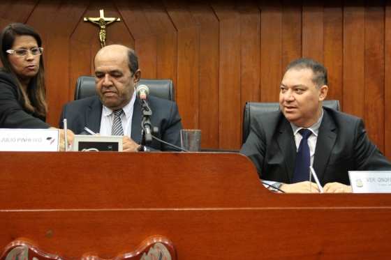 Julio afirma que decisão é para zerar déficit orçamentário de R$ 2 milhões.