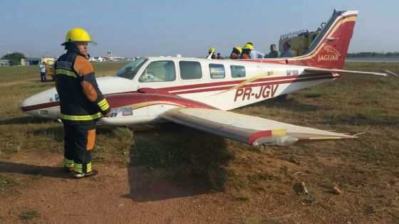 Avião se arrastou por vários metros e foi parar na grama
