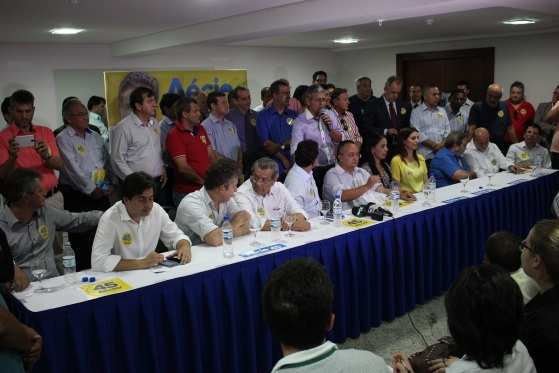 Aliados de Aécio tentam tomar voto de Dilma nas periferias