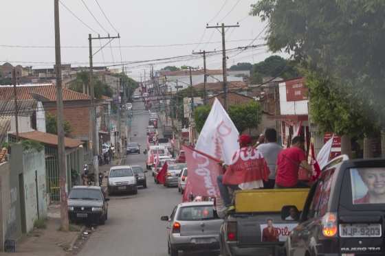 Pouco mais de 20 carros participam de carreata pró Dilma em Cuiabá no último sábado (18)