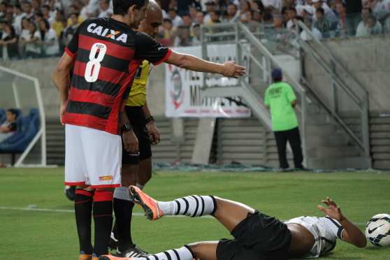 Corinthians e Vitória jogaram no dia 22 de outubro na Arena Pantanal; técnicos dos dois times reclamaram de sujeira e falta de água no estádio