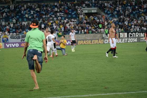 Imagens mostram torcedores invadindo campo após jogo do Corinthians com o Vitória da Bahia nesta quarta-feira (22), na Arena Pantanal