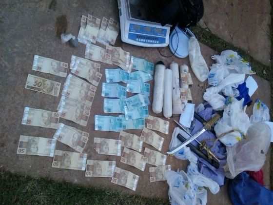 A ação policial resultou na apreensão de quatro explosivos do tipo banana de dinamite, mais de  1 kg de pasta base de cocaína, uma balança, cerca de R$3 mil em espécie e várias munições 9mm. 