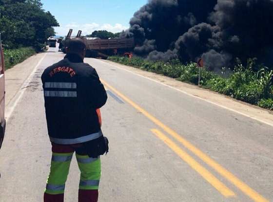 Um motorista morreu carbonizado. Já o outro condutor, foi levado pelo helicóptero do Centro Integrado de Operações Aéreas (Ciopaer) para o Pronto Socorro de Cuiabá, onde segue internado em estado grave.