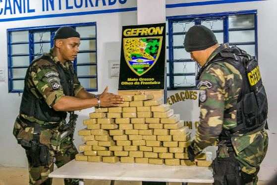 Em uma das apreensões, três traficantes traziam a droga da Bolívia a pé. Cada um deles receberia a quantia de R$ 130 por quilo da droga.