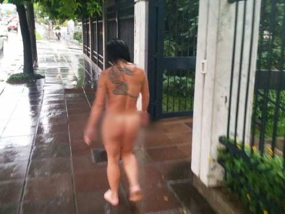 Mulher nua é flagrada em Porto Alegre 