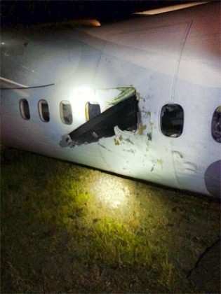 O avião caiu de barriga e escorregou pela pista