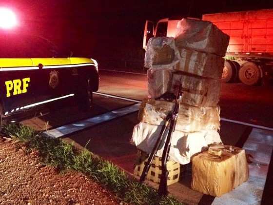 Drogas e armas estavam escondidas em meio a peças de contêiner de carreta
