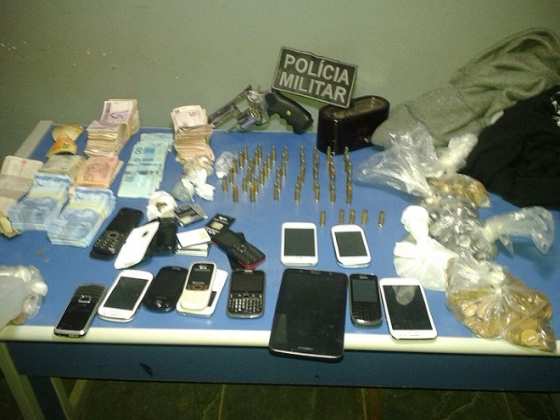 No tiroteio dois bandidos ficaram feridos e foram levados ao Hospital Regional da cidade. Outros cinco, também presos, foram levados a Delegacia da Polícia Civil. 