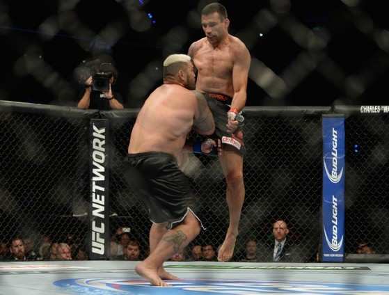 A joelhada voadora de Fabricio Werdum em Mark Hunt 