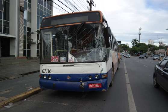 Por causa do acidente, o corredor exclusivo de ônibus ficou interditado e os outros coletivos foram obrigados a dividir o espaço com os carros na pista central da Avenida.