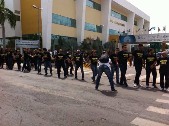 Servidores fizeram abraço simbólico contra indicação de Fabris