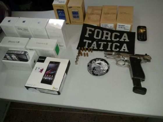 Cleuson foi encaminhado a Central de Flagrantes e autuado por roubo. Na delegacia, os policiais ainda descobriram que o bandido já tinha três passagens na Polícia pelo crime de roubo e furto.