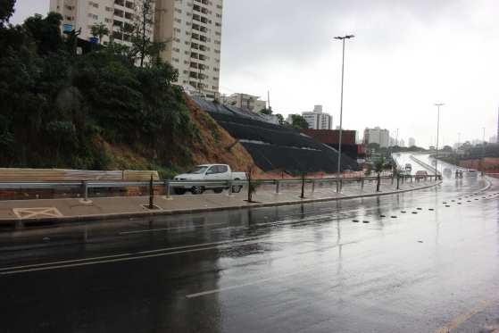 No local, é necessária uma obra de contenção do morro, que apresentou desmoronamento e interditou parte do Viaduto Domingos Iglesias Valério.
