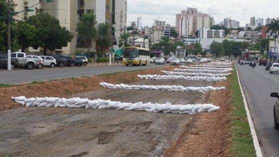 Segundo a Secopa, a barricada é para que não a chuva não comprometa o piso já feito para colocar os trilhos do VLT