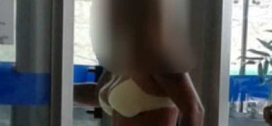 Mulher alega que mesmo quase pelada, não abriram a porta