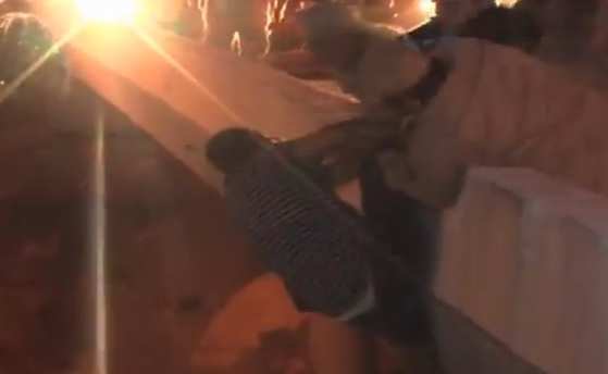O homem permaneceu no local até a chegada da Corpo de Bombeiros da Polícia Militar.