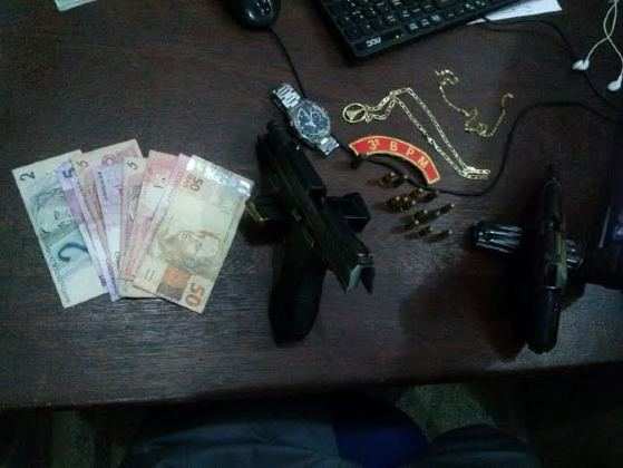 Um dos bandidos estava com a pistola do PM e outra arma, calibre 765. Eles foram encaminhados a Central de Flagrantes onde foram autuados por roubo. 