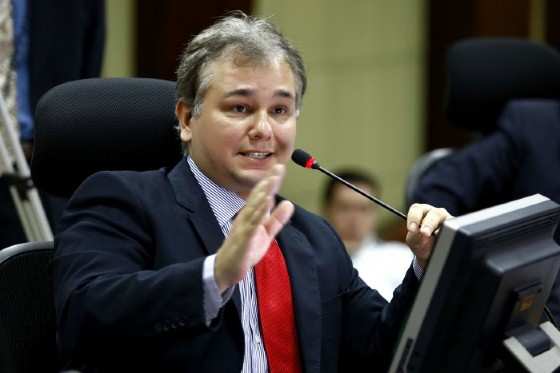 Vaga para o TCE vira motivo de guerra política