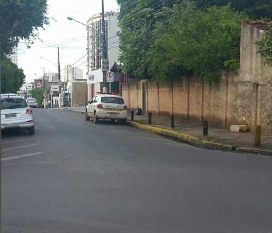 Amarelinhos multam motoristas, mas param viatura em local proibido