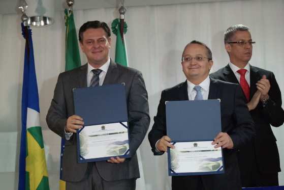 Taques, antes da diplomação, conversou com os jornalistas. Ele agradeceu os mais de 833 mil votos que recebeu no dia 5 de outubro e disse que vai trabalhar para melhorar as políticas públicas no estado