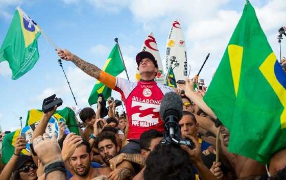 Neymar faz homenagem ao amigo Gabriel Medina pelo titulo mundial 