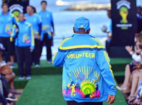 Voluntário trabalha de graça para Fifa, Globo e CBF faturarem milhões