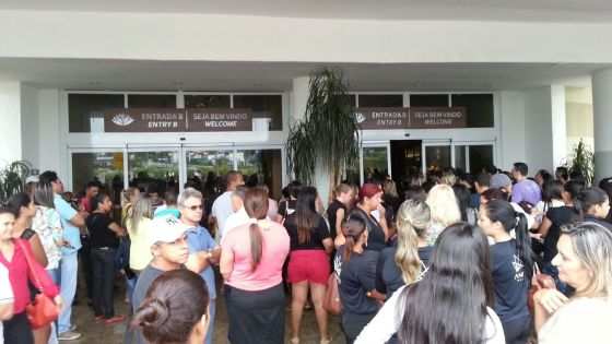 Consumidores em frente a porta de entrada do Shopping Pantanal