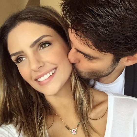 Carol Celico e Kaká posam juntos