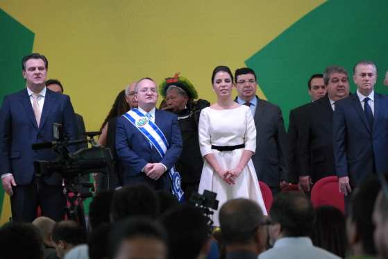 Após posse, Taques dança rasqueado com primeira dama