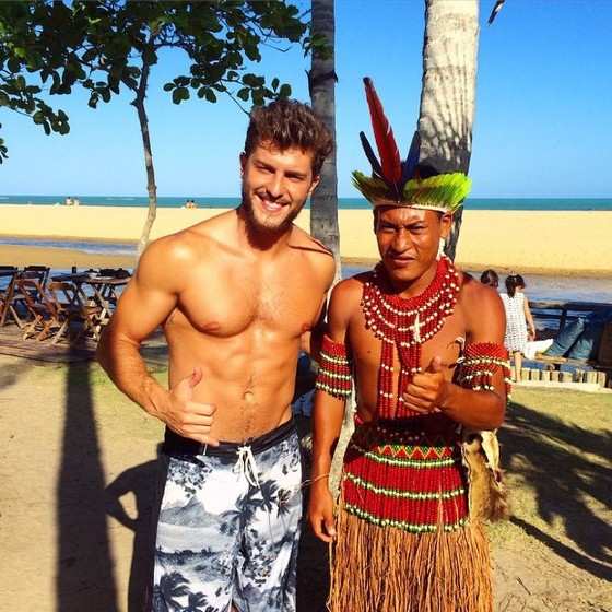 Klebber Toledo posa sem camisa na Bahia