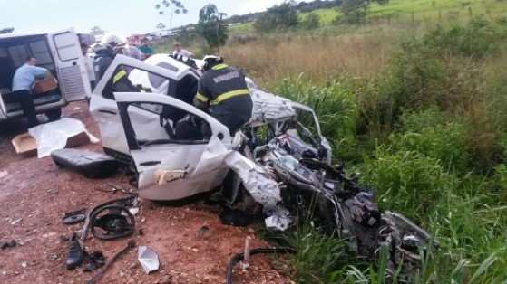 A PRF suspeita que a colisão ocorreu após uma ultrapassagem mal feita de um dos veículos.