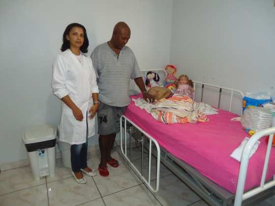 Dedicação do pai é por 24 horas: 'Minha vida é cuidar dela'