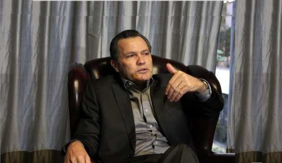 Ex-governador está fora do Brasil, desde que repassou a gestão ao Taques