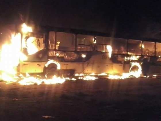 O ônibus ficou totalmente destruído. O Corpo de Bombeiros teve que ser acionado para conter as chamas. O caso está sendo investigado pela Polícia Civil.
