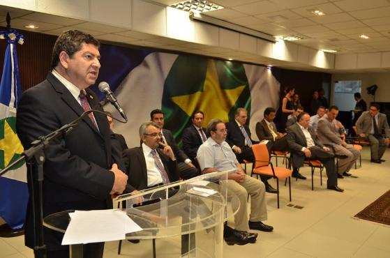 Maluf ainda alfinetou Taques pela falta de cadeiras para deputados.
