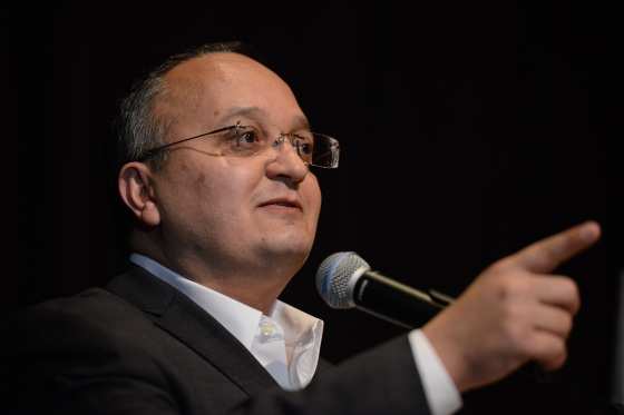 O governador diz que primeiro precisa cumprir as promessas de campanha.