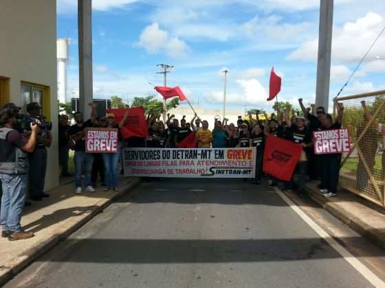 Servidores fecham entrada do Detran em Cuiabá; dia de caos para o contribuinte