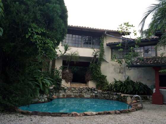 Área de lazer de tinha uma piscina, raramente usada pelo estilista.