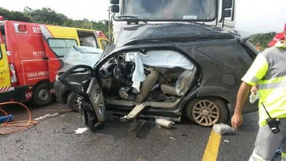 A PRF não informou o nome do motorista do caminhão que atingiu a camionete e nem do veículo tombado a pista. 