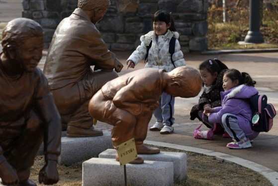 Foto de arquivo mostra parque na Coreia do Sul que reúne estátuas que mostram adultos e crianças defecando: estudo descobriu que fezes contêm metais preciosos