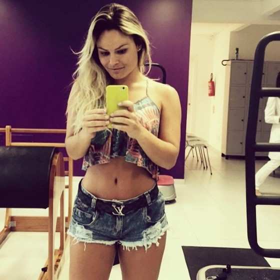 Ex-BBB Natalia Casassola posa de shortinho e barriga de fora