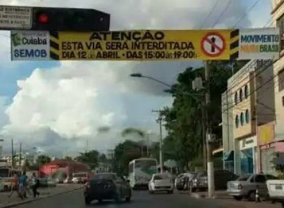 Faixa colociu Mendes em saia-justa
