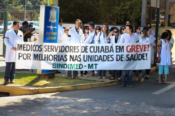 Apesar de a greve dos médicos em Cuiabá ter sido considerada ilegal pelo TJ, o sindicato decidiu por manter a paralisação.