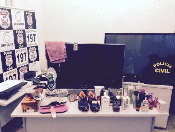 Nas residências dos acusados, foram apreendidos vários objetos produto dos roubos como perfumes, 2 Tv’s tela plana, roupas, calçados, aparelhos celulares e pertences pessoais das vítimas.