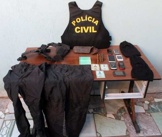 Na chácara onde foram presos, policiais apreenderam 06 munições calibre 38 e 12 munições calibre 40, além de balaclavas, coldres e roupas táticas utilizadas nas ações criminosas.
